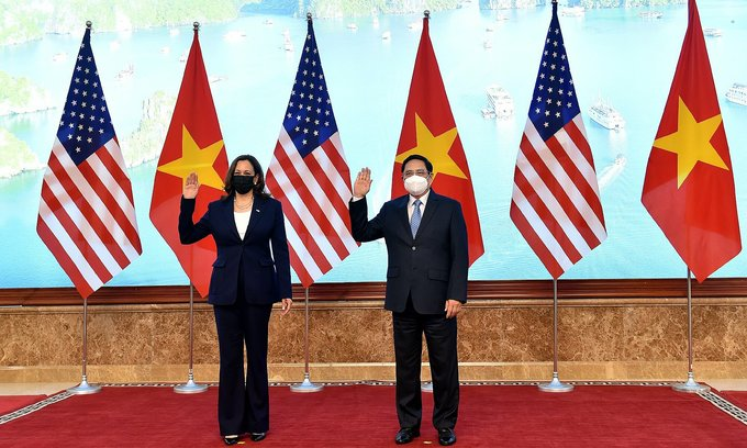 Вице-президент США Камала Харрис и премьер-министр Вьетнама Фам Мин Чин во время встречи в правительственном офисе в Ханое, 25 августа 2021 года. Фото: VnExpress